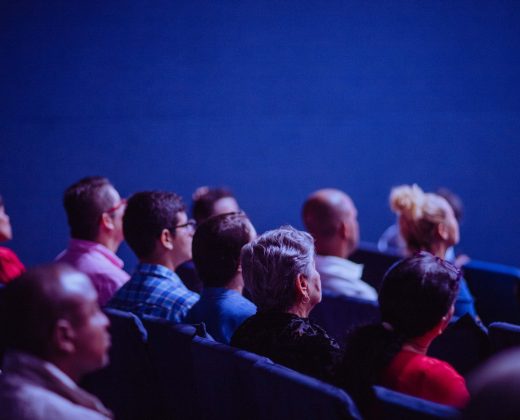 Sitzendes Publikum bei einem Vortrag